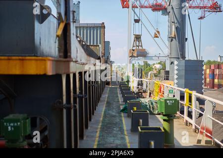 Deck des Bulkerschiffs. Nahaufnahme eines Teils des Schiffes. Stockfoto