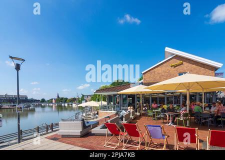 Leer: Hafen, Freiluftrestaurant in Ostfriesland, Niedersachsen, Niedersachsen, Deutschland Stockfoto