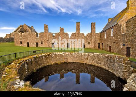 Dunnottar Castle Stonehaven Aberdeenshire mit Blick auf die Kapelle und das überdachte Gebäude des Salons Stockfoto