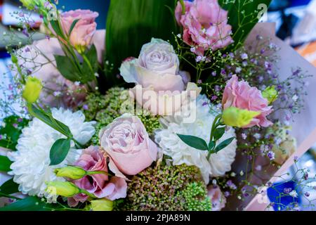 Nahaufnahme eines Straußes aus Rosen und Chrysanthemen Stockfoto