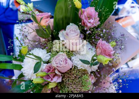 Nahaufnahme eines Straußes aus Rosen und Chrysanthemen Stockfoto