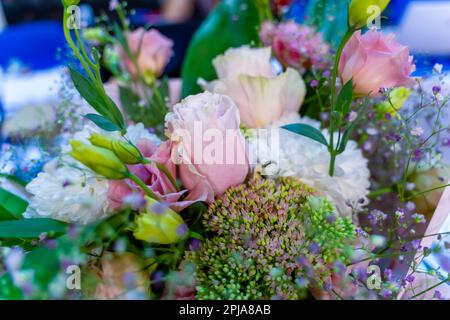 Nahaufnahme eines Straußes aus Rosen und Chrysanthemen Stockfoto