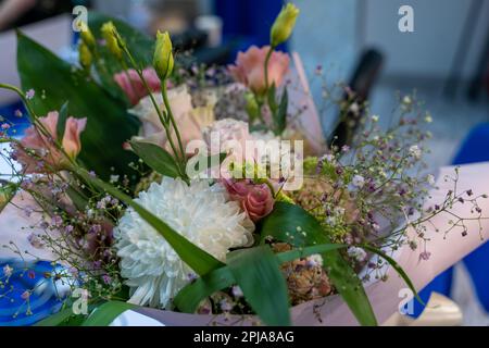 Nahaufnahme eines Straußes aus Rosen und Chrysanthemen Stockfoto