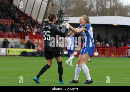 Crawley, Großbritannien. 01. April 2023. Broadfield Stadium, Crawley, Großbritannien, 01. April 2023 Zoe Morse (21, Brighton & Hove Albion) und Torhüterin Lydia Williams (25, Brighton & Hove Albion) während eines WSL-Spiels am 01. April 2023 zwischen Brighton & Hove Albion und Manchester United im Broadfield Stadium, Crawley, Großbritannien (Bettina Weisseneiner). SPP Sport Press Photo (SPP Sport Presse Foto). Alamy Live News Stockfoto