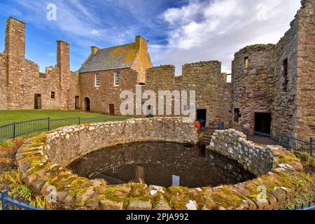 Dunnottar Castle Stonehaven Aberdeenshire Blick auf die nördliche Bergkette, Eingang und Zisterne im Salon Stockfoto