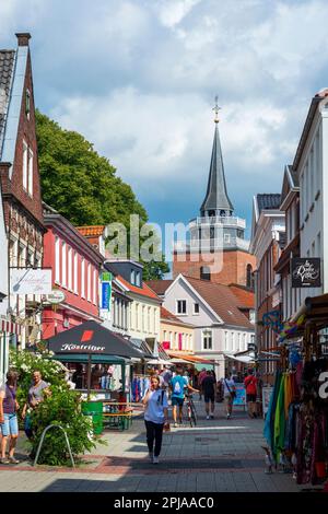 Aurich: Altstadt, Kirche Lambertikirche, Straße Burgstraße in Ostfriesland, Niedersachsen, Niedersachsen, Deutschland Stockfoto