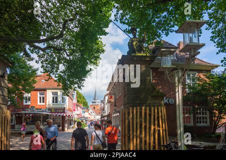 Aurich: Altstadt, Kirche Lambertikirche, Straße Burgstraße in Ostfriesland, Niedersachsen, Niedersachsen, Deutschland Stockfoto