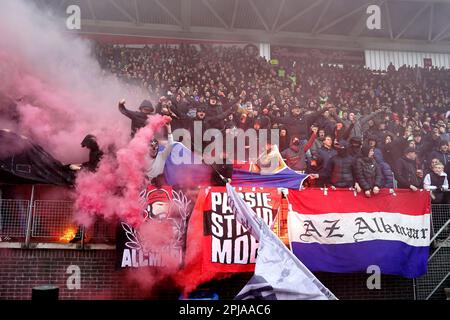 ALKMAAR – Unterstützer von AZ starteten am 1. April 2023 im AFAS-Stadion in Alkmaar, Niederlande, während des niederländischen Premier-League-Spiels zwischen AZ Alkmaar und SC Heerenveen das Feuerwerk. ANP ED VAN DE POL Credit: ANP/Alamy Live News Stockfoto