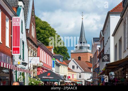 Aurich: Altstadt, Kirche Lambertikirche, Straße Burgstraße in Ostfriesland, Niedersachsen, Niedersachsen, Deutschland Stockfoto