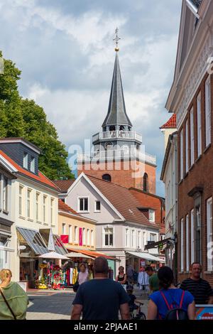 Aurich: Altstadt, Kirche Lambertikirche, Straße Burgstraße in Ostfriesland, Niedersachsen, Niedersachsen, Deutschland Stockfoto