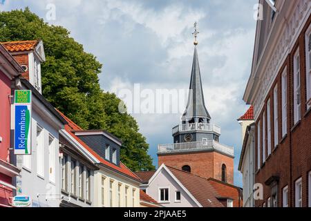 Aurich: Altstadt, Kirche Lambertikirche, Straße Burgstraße in Ostfriesland, Niedersachsen, Niedersachsen, Deutschland Stockfoto