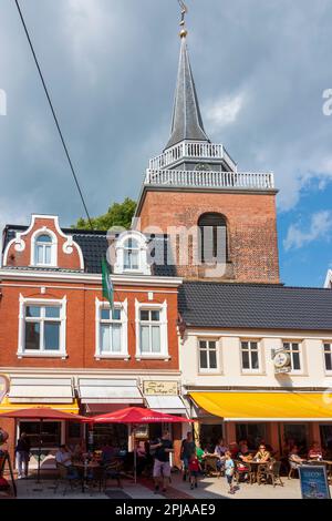 Aurich: Altstadt, Kirche Lambertikirche, Straße Burgstraße in Ostfriesland, Niedersachsen, Niedersachsen, Deutschland Stockfoto