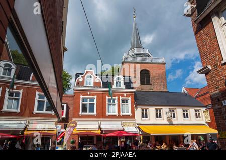 Aurich: Altstadt, Kirche Lambertikirche, Straße Burgstraße in Ostfriesland, Niedersachsen, Niedersachsen, Deutschland Stockfoto