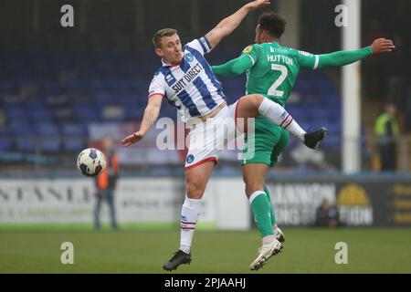 Remeao Hutton von Swindon Town fordert David Ferguson von Hartlepool United beim Sky Bet League 2-Spiel zwischen Hartlepool United und Swindon Town am Samstag, den 1. April 2023 im Victoria Park in Hartlepool heraus. (Foto: Michael Driver | MI News) Guthaben: MI News & Sport /Alamy Live News Stockfoto