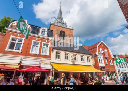 Aurich: Altstadt, Kirche Lambertikirche, Straße Burgstraße in Ostfriesland, Niedersachsen, Niedersachsen, Deutschland Stockfoto