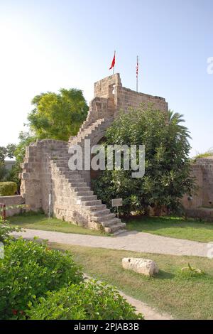 Die Abtei Bellapais, ein bemerkenswertes Beispiel der klostergotischen Architektur, hoch oben auf dem Berg in der Landschaft Nordzyperns. Stockfoto