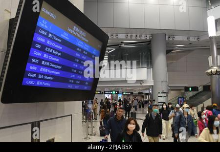 Hongkong. 1. April 2023. Passagiere kommen am 1. April 2023 in der Abflughalle der West Kowloon Station im südchinesischen Hongkong an. Die Langstreckenverbindungen der Sektion Express Rail Link (XRL) Hong Kong wurden am Samstag wieder vollständig aufgenommen und verbinden das Finanzzentrum mit Zielen außerhalb der benachbarten Provinz Guangdong. FÜR den HOCHGESCHWINDIGKEITSZUG zwischen Hongkong, Festland, volle Wiederaufnahme. Gutschrift: Chen Duo/Xinhua/Alamy Live News Stockfoto