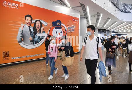 Hongkong. 1. April 2023. Passagiere vom Festland verlassen die West Kowloon Station im südchinesischen Hongkong am 1. April 2023. Die Langstreckenverbindungen der Sektion Express Rail Link (XRL) Hong Kong wurden am Samstag wieder vollständig aufgenommen und verbinden das Finanzzentrum mit Zielen außerhalb der benachbarten Provinz Guangdong. FÜR den HOCHGESCHWINDIGKEITSZUG zwischen Hongkong, Festland, volle Wiederaufnahme. Gutschrift: Chen Duo/Xinhua/Alamy Live News Stockfoto