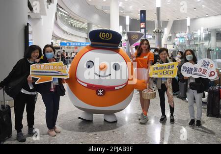 Hongkong. 1. April 2023. Passagiere posieren für ein Gruppenfoto an der West Kowloon Station im südchinesischen Hongkong, 1. April 2023. Die Langstreckenverbindungen der Sektion Express Rail Link (XRL) Hong Kong wurden am Samstag wieder vollständig aufgenommen und verbinden das Finanzzentrum mit Zielen außerhalb der benachbarten Provinz Guangdong. FÜR den HOCHGESCHWINDIGKEITSZUG zwischen Hongkong, Festland, volle Wiederaufnahme. Gutschrift: Chen Duo/Xinhua/Alamy Live News Stockfoto