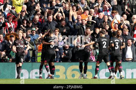 Ethan Pinnock aus Brentford feiert das dritte Tor seiner Mannschaft während des Premier League-Spiels im AMEX Stadium, Brighton. Foto: Samstag, 1. April 2023. Stockfoto