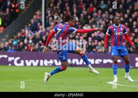 Selhurst Park, Selhurst, London, Großbritannien. 1. April 2023. Premier League Football, Crystal Palace gegen Leicester City; Michael Olise von Crystal Palace schießt weit ins Tor. Kredit: Action Plus Sports/Alamy Live News Stockfoto