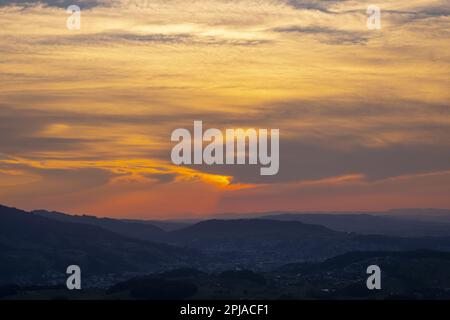 Luftaufnahme über den Berg bei Sonnenuntergang in Luzern, Schweiz. Stockfoto