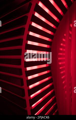 Beleuchtete rote Streifen auf einer modernen Säule in der Schweiz. Stockfoto