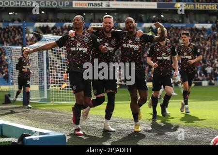 Brighton und Hove, Großbritannien. 01. April 2023. Ethan Pinnock aus Brentford trifft auf 2-3 Punkte und feiert das Spiel der Premier League zwischen Brighton und Hove Albion und Brentford am 1. April 2023 im American Express Community Stadium in Brighton und Hove, England. Foto: Ken Sparks. Nur redaktionelle Verwendung, Lizenz für kommerzielle Verwendung erforderlich. Keine Verwendung bei Wetten, Spielen oder Veröffentlichungen von Clubs/Ligen/Spielern. Kredit: UK Sports Pics Ltd/Alamy Live News Stockfoto