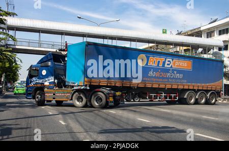 SAMUT PRAKAN, THAILAND, JANUAR 21 2023, LKW-Wendevorgang in die entgegengesetzte Richtung an der Kehrtwende Stockfoto