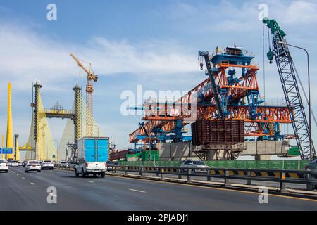 SAMUT PRAKAN, THAILAND, JANUAR 21 2023, Bau einer neuen Brücke parallel zur Brücke von Rama IX Stockfoto