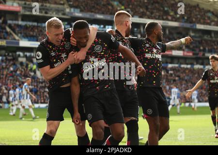 Brighton und Hove, Großbritannien. 01. April 2023. Ethan Pinnock aus Brentford trifft auf 2-3 Punkte und feiert das Spiel der Premier League zwischen Brighton und Hove Albion und Brentford am 1. April 2023 im American Express Community Stadium in Brighton und Hove, England. Foto: Ken Sparks. Nur redaktionelle Verwendung, Lizenz für kommerzielle Verwendung erforderlich. Keine Verwendung bei Wetten, Spielen oder Veröffentlichungen von Clubs/Ligen/Spielern. Kredit: UK Sports Pics Ltd/Alamy Live News Stockfoto
