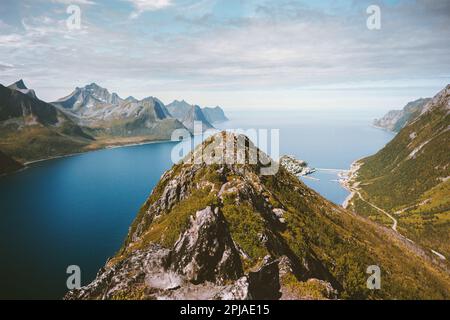Norwegische Landschaft Riven Bergspitze Senja Insel aus der Vogelperspektive skandinavische Natur im Norden Stockfoto