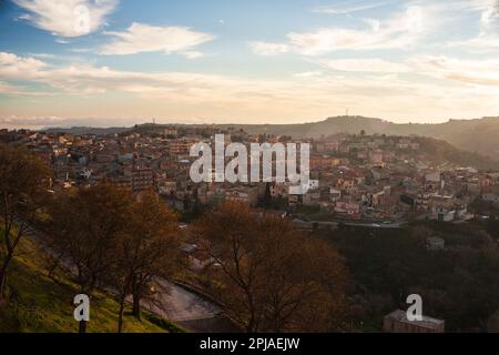 Draufsicht auf die kleine Stadt Aidone in der Provinz Enna in Sizilien, Italien, Europa Stockfoto