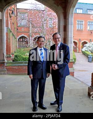 (230401) -- BELFAST, 1. April 2023 (Xinhua) -- chinesischer Botschafter im Vereinigten Königreich (UK) Zheng Zeguang (L) trifft sich mit Ian Greer, Präsident und Vizekanzler der Queen's University Belfast, in Belfast, Nordirland, Vereinigtes Königreich, März 28, 2023. ZU "Roundup: N. irische Amtsträger, Wissenschaftler erwarten engere Beziehungen zu China" (Xinhua/Li Ying) Stockfoto