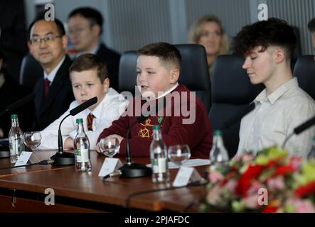 (230401) -- BELFAST, 1. April 2023 (Xinhua) -- Ein Kind spricht über sein Gefühl, Chinesisch zu lernen an der Ulster University in Belfast, Nordirland, Vereinigtes Königreich, 27. März 2023. ZU „Roundup: N. irische Beamte, Akademiker erwarten stärkere Beziehungen zu China“ (Xinhua/Li Ying) Stockfoto