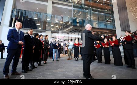 (230401) -- BELFAST, 1. April 2023 (Xinhua) -- Chinesischer Botschafter im Vereinigten Königreich (UK) Zheng Zeguang (2. l) und Paul Bartholomew (1. l), Vizekanzler der Ulster University, hören Sie, wie der Ulster University Choir am 27. März 2023 den chinesischen Song „I Love You, China“ auf dem Campus in Belfast, Nordirland, Großbritannien, vorführt. ZU „Roundup: N. irische Beamte, Akademiker erwarten stärkere Beziehungen zu China“ (Xinhua/Li Ying) Stockfoto