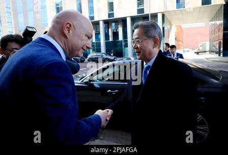 (230401) -- BELFAST, 1. April 2023 (Xinhua) -- chinesischer Botschafter im Vereinigten Königreich (UK) Zheng Zeguang (R) trifft sich mit Paul Bartholomew (1. L), Vizekanzler der Ulster University, in Belfast, Nordirland, Vereinigtes Königreich, März 27. 2023. ZU "Roundup: N. irische Amtsträger, Wissenschaftler erwarten engere Beziehungen zu China" (Xinhua/Li Ying) Stockfoto