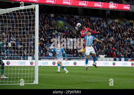 Chuba Akpom von Middlesbrough führt den Ball auf das Tor zu Boros zweitem Tor während des Sky Bet Championship-Spiels zwischen Huddersfield Town und Middlesbrough im John Smith's Stadium in Huddersfield am Samstag, den 1. April 2023. (Foto: Trevor Wilkinson | MI News) Kredit: MI News & Sport /Alamy Live News Stockfoto