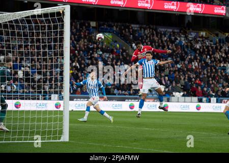 Chuba Akpom von Middlesbrough führt den Ball auf das Tor zu Boros zweitem Tor während des Sky Bet Championship-Spiels zwischen Huddersfield Town und Middlesbrough im John Smith's Stadium in Huddersfield am Samstag, den 1. April 2023. (Foto: Trevor Wilkinson | MI News) Kredit: MI News & Sport /Alamy Live News Stockfoto