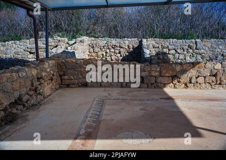 Zimmer mit Mosaikfragment in den Ruinen der antiken Stadt Morgantina, Insel Sizilien, Italien Stockfoto