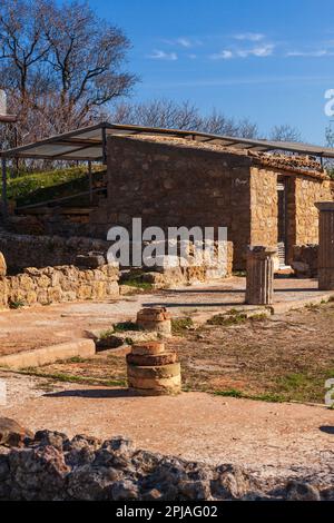 Blick auf die alten Mauern und Säulen alter Gebäude in der Stadt Morgantina, berühmt für die archäologische Stätte in Sizilien Stockfoto