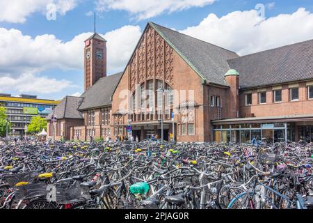 Oldenburg: Hauptbahnhof Oldenburg, Fahrradparkplatz, viele Fahrräder, überfüllt mit Fahrrädern im Oldenburger Land, Niedersachsen, Lower Sax Stockfoto