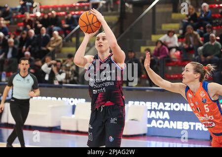 Campobasso, Italien. 31. März 2023. Makurat Anna von Sassari (L) und Mestdagh Kim von Schio (R) in Aktion während des Spiels von Famila Wuber Schio gegen BDS Dinamo Sassari im italienischen Frauenbasketball-Cup in La Molisana. Im ersten Halbfinale gewinnt Famila Wuber Schio bei der Banco di Sardegna Dinamo Sassari mit 88-61 Punkten (Foto: Davide Di Lalla/SOPA Images/Sipa USA). Guthaben: SIPA USA/Alamy Live News Stockfoto