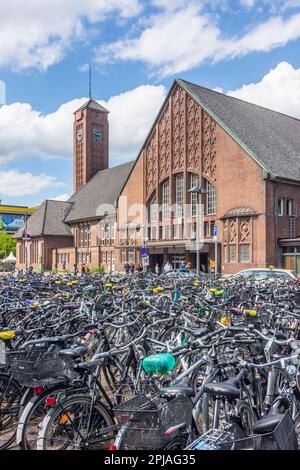 Oldenburg: Hauptbahnhof Oldenburg, Fahrradparkplatz, viele Fahrräder, überfüllt mit Fahrrädern im Oldenburger Land, Niedersachsen, Lower Sax Stockfoto