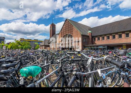 Oldenburg: Hauptbahnhof Oldenburg, Fahrradparkplatz, viele Fahrräder, überfüllt mit Fahrrädern im Oldenburger Land, Niedersachsen, Lower Sax Stockfoto