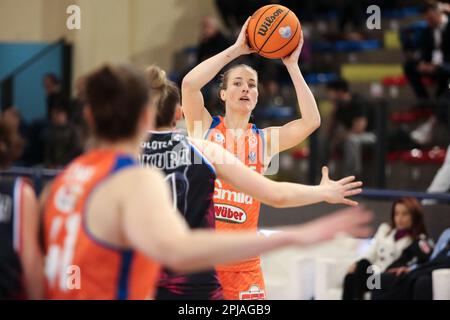 Campobasso, Italien. 31. März 2023. Mestdagh Kim von Schio (R) und Makurat Anna von Sassari (L) in Aktion während des Spiels von Famila Wuber Schio gegen BDS Dinamo Sassari im italienischen Frauenbasketball-Cup in La Molisana. Im ersten Halbfinale gewinnt Famila Wuber Schio bei der Banco di Sardegna Dinamo Sassari mit 88-61 Punkten (Foto: Davide Di Lalla/SOPA Images/Sipa USA). Guthaben: SIPA USA/Alamy Live News Stockfoto