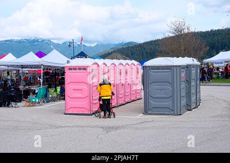 Reihen tragbarer Toiletten/Toiletten, die zur Nutzung während des Dragon Boat Race gemietet wurden - Inlet Springs Regatta 2022, Rocky Point, Port Moody, B.C., Kanada. Stockfoto