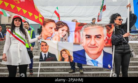 London, Großbritannien. 01. April 2023. Demonstranten und Aktivisten verschiedener iranischer Organisationen, darunter die Bewegung Frau, Leben, Freiheit, haben sich versammelt, um gegen das iranische Regime zu protestieren, und es wurden weiterhin Menschenrechtsverletzungen im Land für die Solidarität mit iranischen Frauen und für das Verbot der IRGC, der iranischen Revolutionsgarde, begangen. Kredit: Imageplotter/Alamy Live News Stockfoto
