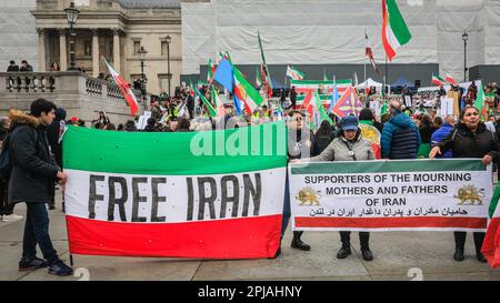 London, Großbritannien. 01. April 2023. Demonstranten und Aktivisten verschiedener iranischer Organisationen, darunter die Bewegung Frau, Leben, Freiheit, haben sich versammelt, um gegen das iranische Regime zu protestieren, und es wurden weiterhin Menschenrechtsverletzungen im Land für die Solidarität mit iranischen Frauen und für das Verbot der IRGC, der iranischen Revolutionsgarde, begangen. Kredit: Imageplotter/Alamy Live News Stockfoto