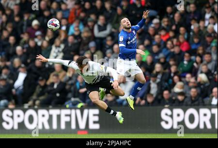 Haydon Roberts im Derby County (links) und Conor Chaplin in Ipswich Town kämpfen während des Spiels Sky Bet League One im Pride Park, Derby, um den Ball. Foto: Samstag, 1. April 2023. Stockfoto